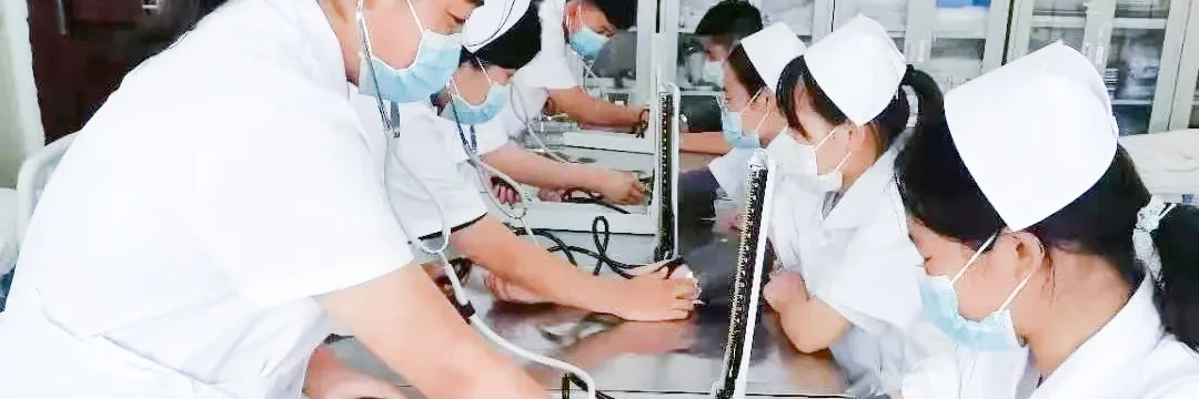 学生在护理实操中练习血压测量