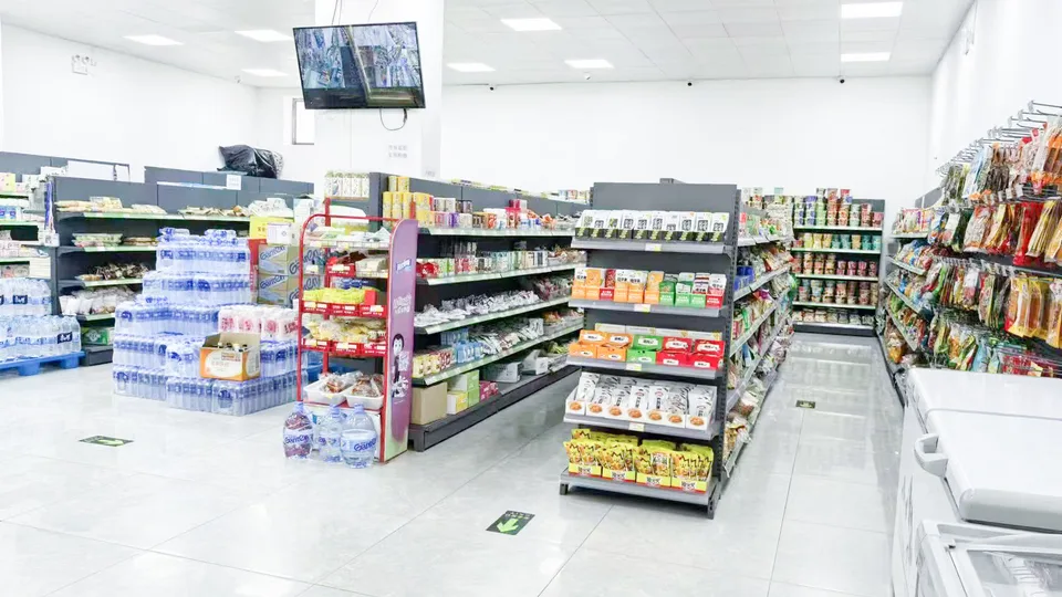 校园超市内的日用品货架与购物通道