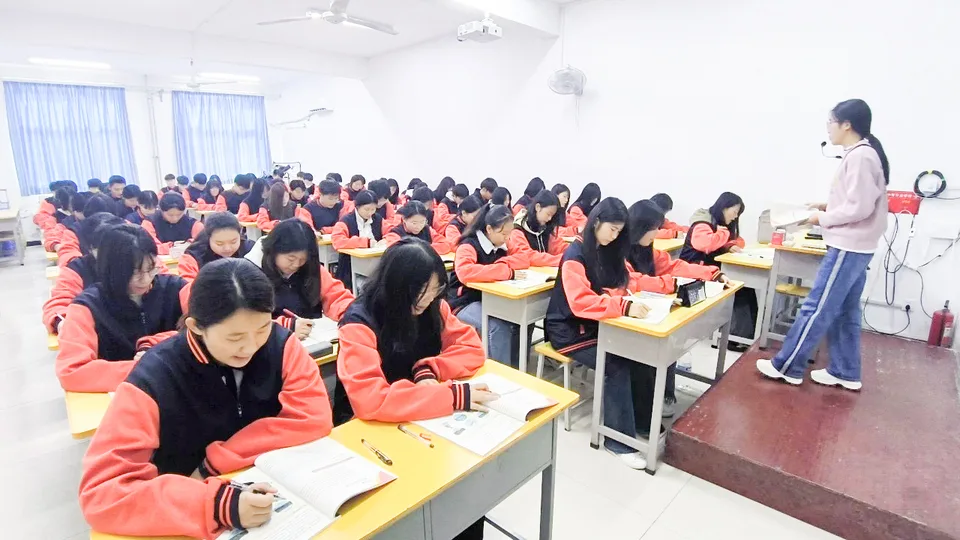 教师讲授文化课，学生在课桌前学习