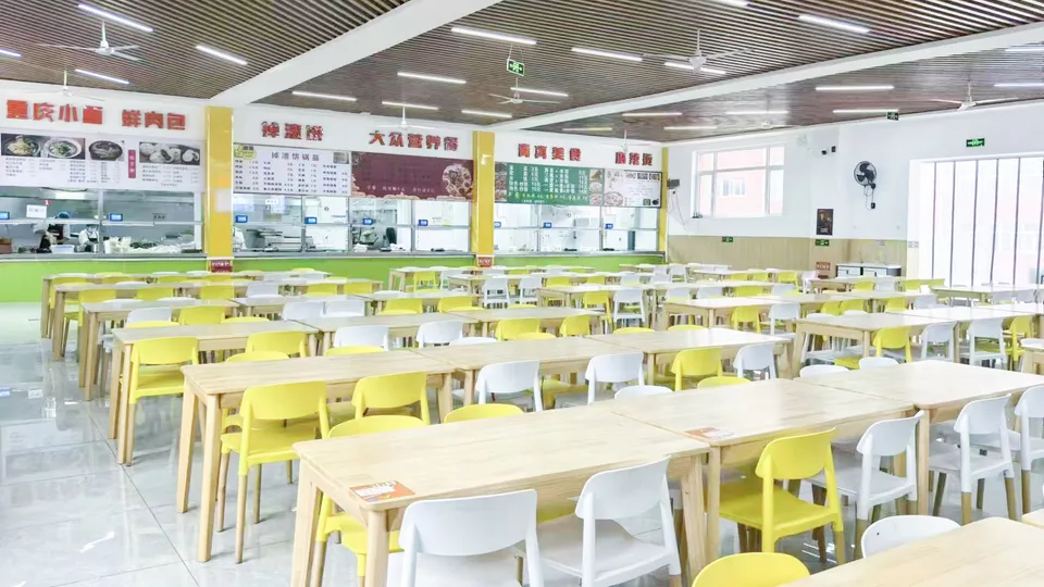 食堂就餐区的餐桌、座椅与供餐窗口