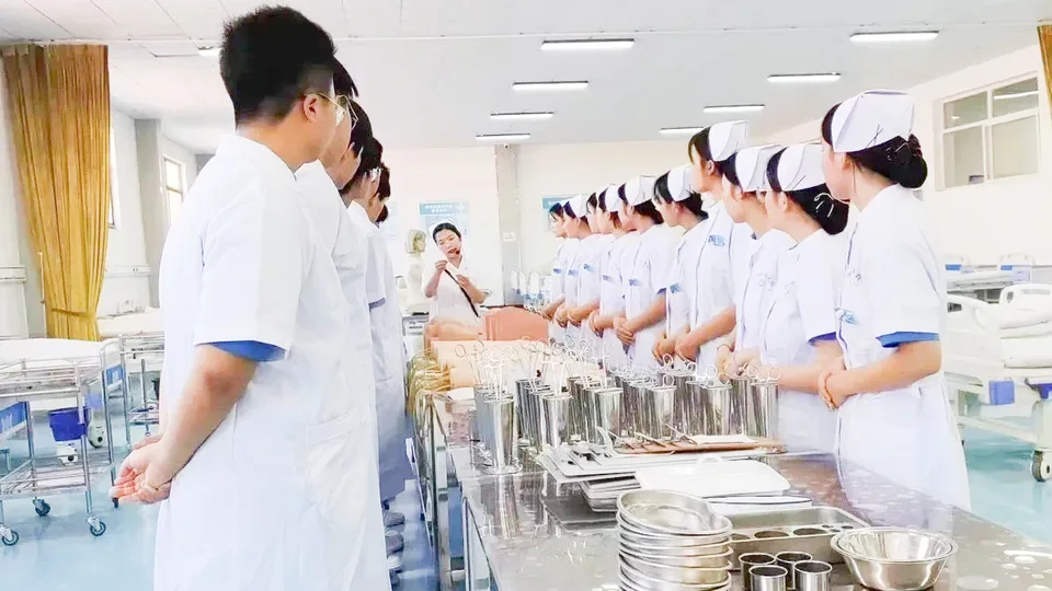 教师在实训室讲解，学生围绕操作台学习