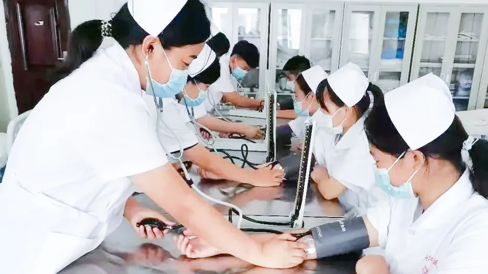 学生在护理实操中练习血压测量