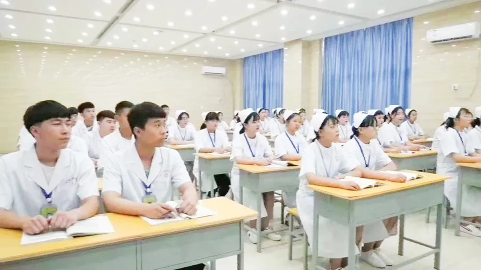 学生在教室内听课学习