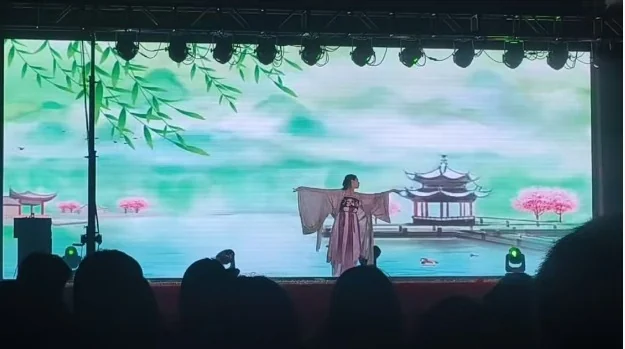 迎新晚会舞台上的古典舞节目