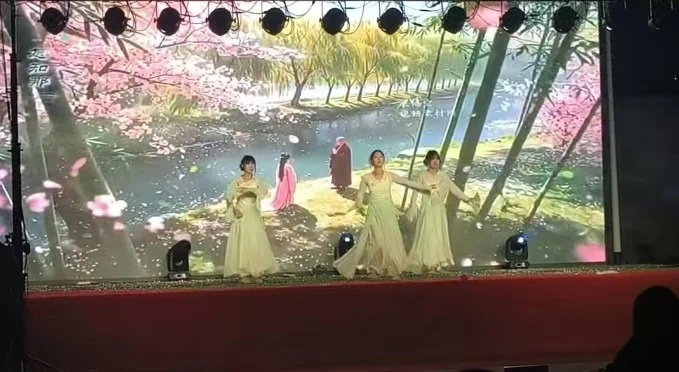 迎新晚会舞台上的国风舞蹈节目