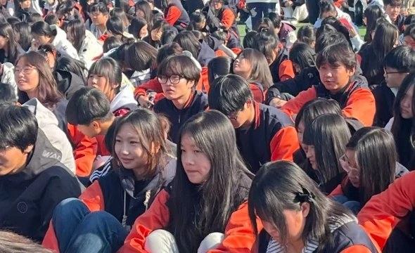 参加大会的学生方阵